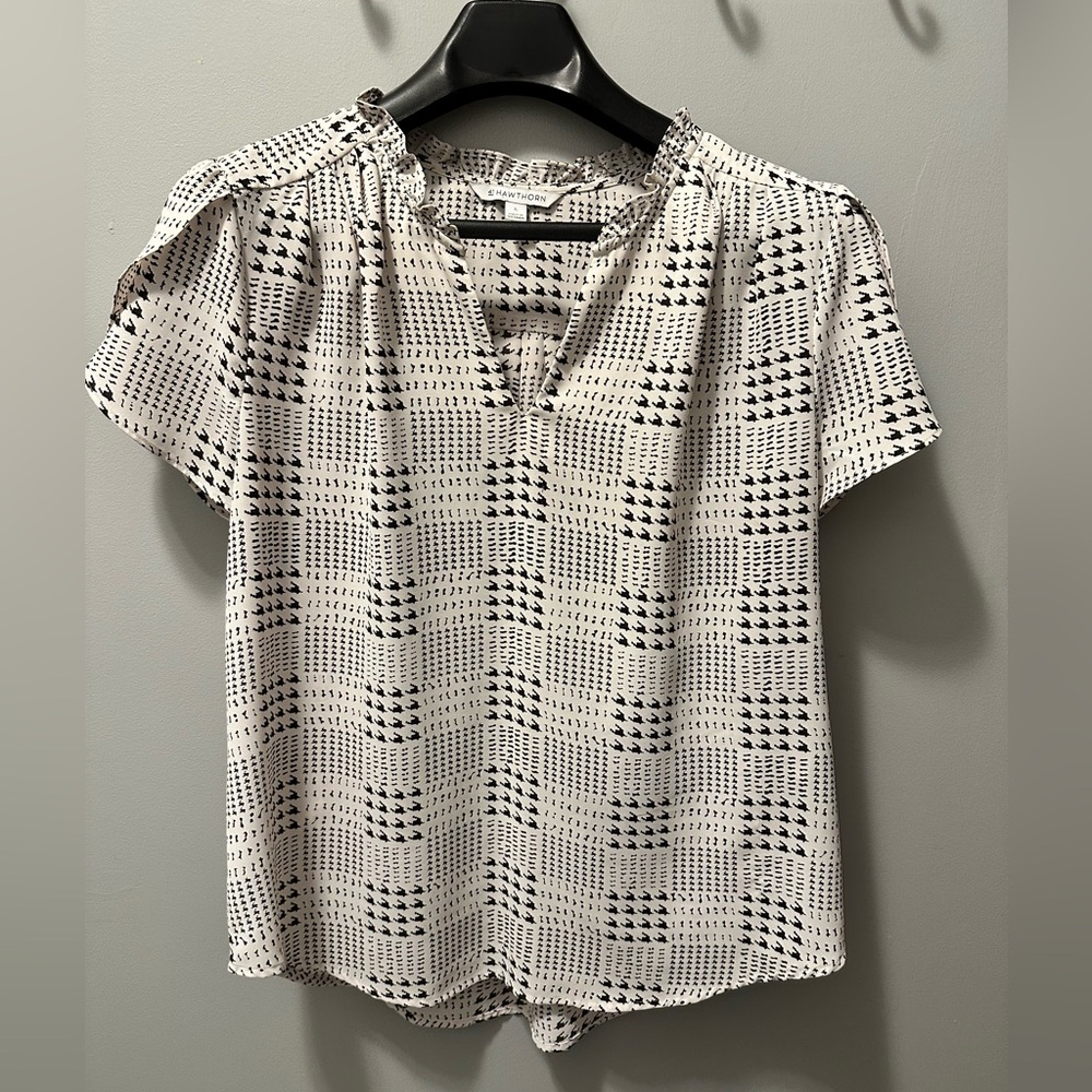 Black & White Geometric Print Short Sleeve Blouse